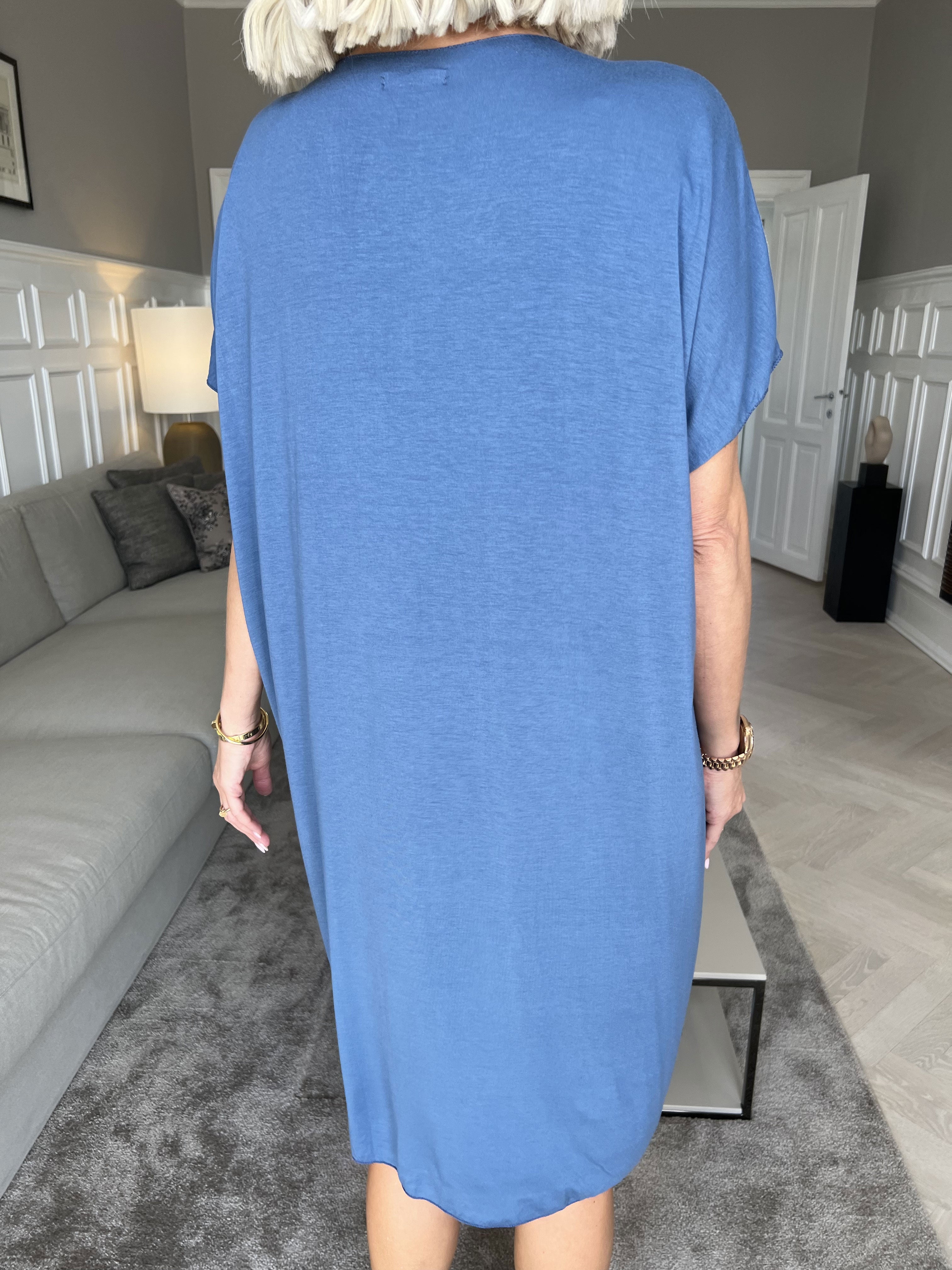 Vogue - Oversized t-shirtkjole i viskose med guld skrift